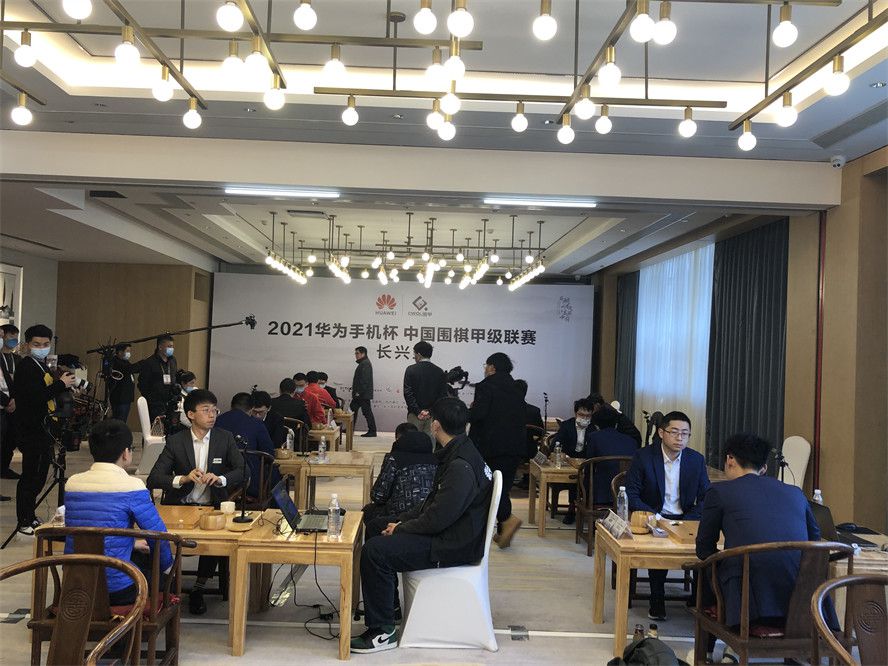 记者奥恩斯坦在节目中谈到了阿森纳冬窗的转会动向，他表示拉姆斯代尔是待售人选之一，阿森纳可能要等到明年夏天才会引进前锋。